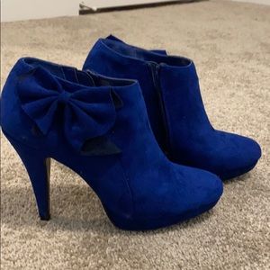 Heels with cute side bows